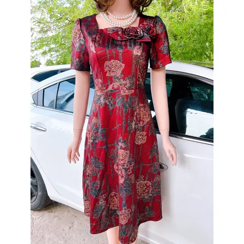 Đầm trung niên cao cấp. Đầm chất nhũ kim tuyến. Kiểu dáng đơn giản mà vẫn sang trọng quý phái mới mẻ. Chất liệu co dãn