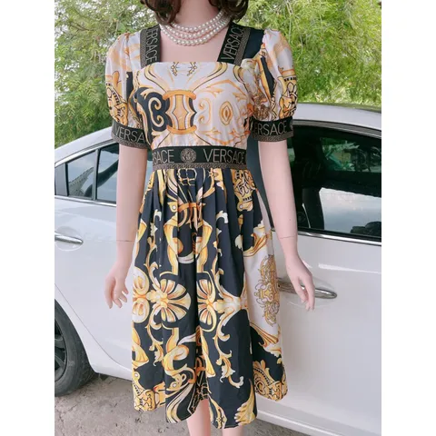Đầm hoạ tiết siêu đẹp Giá 290k Hàng có sẵn giao ngay Phía sau bo chun co giãn dễ chịu, kèm dây kéo Có sẵn mút ngực