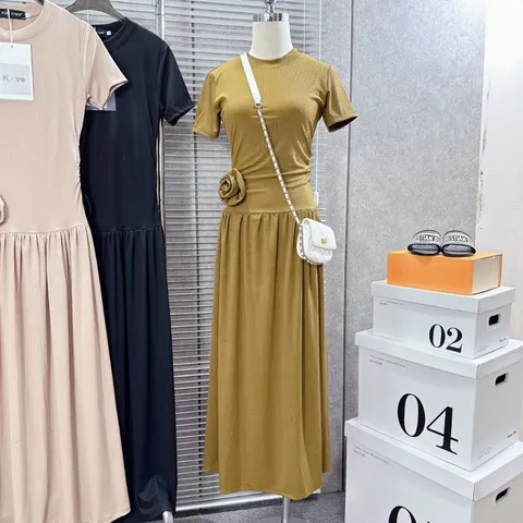 váy tăm siêu hot di chơi di biển đều ok nhé , chất tăm lạnh mặc mát lắm ạ co dãn ( ảnh thật ở cuối ạ) 2 size