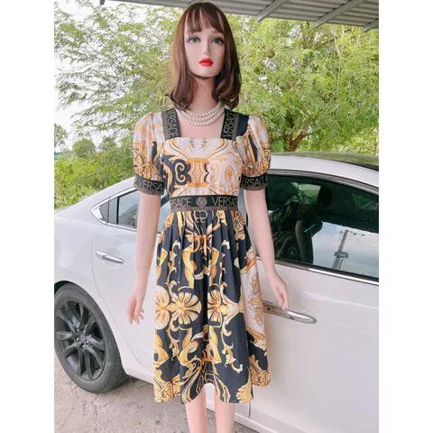 Đầm hoạ tiết siêu đẹp Giá 290k Hàng có sẵn giao ngay Phía sau bo chun co giãn dễ chịu, kèm dây kéo Có sẵn mút ngực