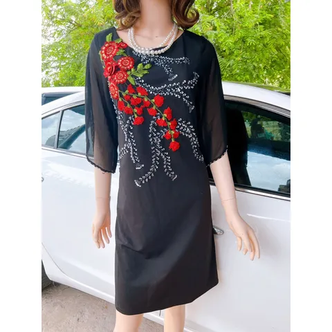 Đầm đen đính đá thêu hoa Chất vải :  xịn co giãn tốt Hàng có sẵn Ảnh shop tự chụp,  hàng đẹp, chất lượng Giá 290k