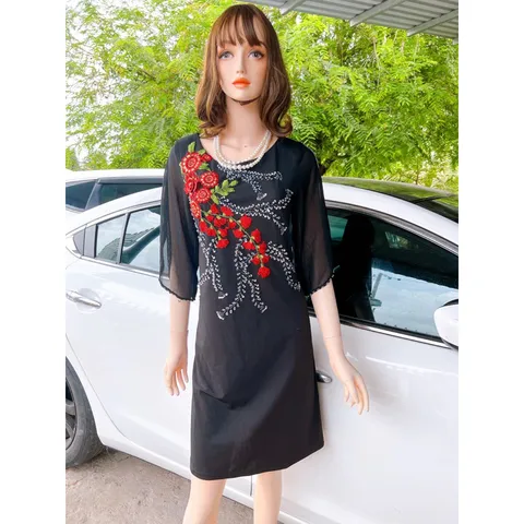 Đầm đen đính đá thêu hoa Chất vải :  xịn co giãn tốt Hàng có sẵn Ảnh shop tự chụp,  hàng đẹp, chất lượng Giá 290k