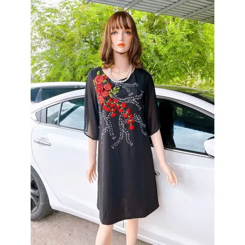 Đầm đen đính đá thêu hoa Chất vải :  xịn co giãn tốt Hàng có sẵn Ảnh shop tự chụp,  hàng đẹp, chất lượng Giá 290k