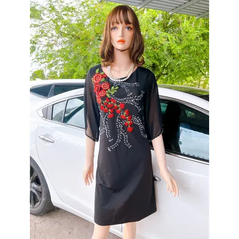 Đầm đen đính đá thêu hoa Chất vải :  xịn co giãn tốt Hàng có sẵn Ảnh shop tự chụp,  hàng đẹp, chất lượng Giá 290k