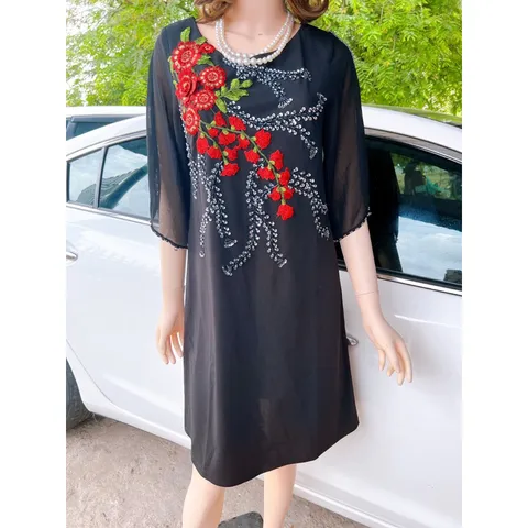 Đầm đen đính đá thêu hoa Chất vải :  xịn co giãn tốt Hàng có sẵn Ảnh shop tự chụp,  hàng đẹp, chất lượng Giá 290k