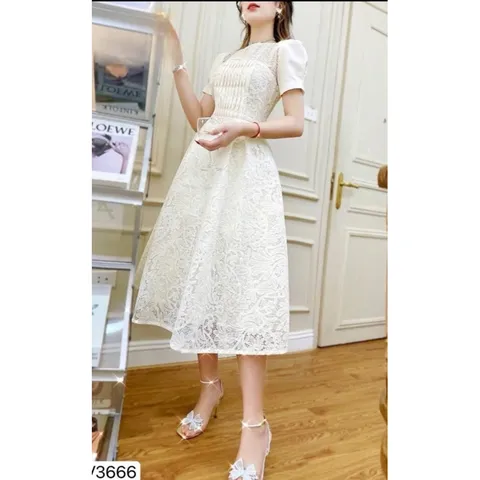 VÁY REN TRẮNG PHỐI CỔ LƯỚI HỌA TIẾT NỔI TIỂU THƯ Giá 399k Đủ size tới XL Hàng có sẵn giao ngay Chất liệu ren cao cấp
