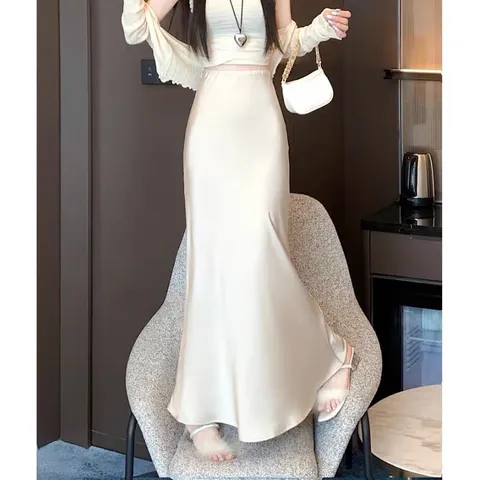 Chân váy phía sau có bo chun và dây kéo dễ mặc Màu nude Giá 190k Hàng có sẵn giao ngay Có túi 2 bên Co giãn nhiều
