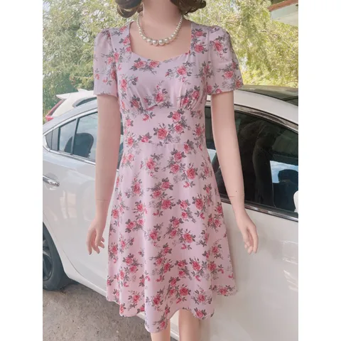 Đầm hoa hồng siêu dễ thương Giá 290k Dây kéo ở bên hông Phía sau lưng có co giãn dễ chịu HÀng có sẵn giao ngay Hàng 2 lớ