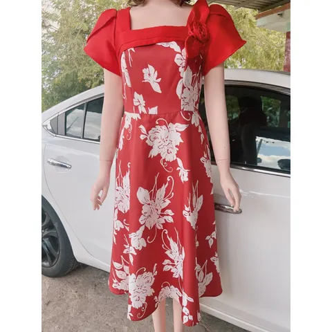 Đầm dự tiệc hoạ tiết hoa sắc nét mới 100% Đầm màu đỏ đô, thích hợp đi chơi, đi tiệc Chất vải nhẹ, thoải mái Giá 320k