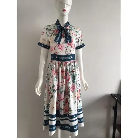 Đầm  hot xinh sang. chất lụa satin cao cấp.  tôn dáng che bụng eo thon các chị đi chơi đi tiệc đều 450k