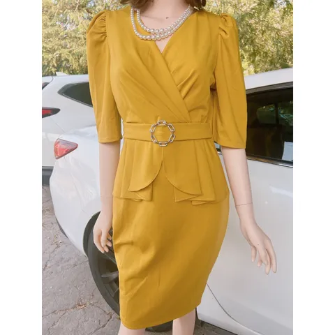 Đầm dáng bút chì thẳng, tà bong cuốn mí  Chất vải:  Chất liệu umi Hàn cao cấp    Màu sắc:  Vàng Giá 290k Hàng có sẵn