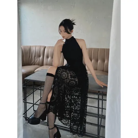 Váy thiết kế ren yếm cổ lọ midi xoè sẻ tà màu đen sang trọng, quyến rũ Giá 290k Chất liệu ren Màu đen