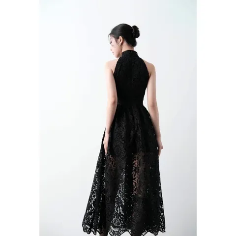 Váy thiết kế ren yếm cổ lọ midi xoè sẻ tà màu đen sang trọng, quyến rũ Giá 290k Chất liệu ren Màu đen