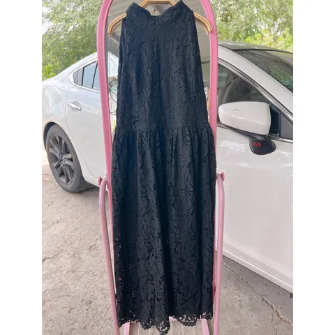 Váy thiết kế ren yếm cổ lọ midi xoè sẻ tà màu đen sang trọng, quyến rũ Giá 290k Chất liệu ren Màu đen