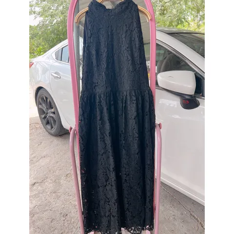 Váy thiết kế ren yếm cổ lọ midi xoè sẻ tà màu đen sang trọng, quyến rũ Giá 290k Chất liệu ren Màu đen