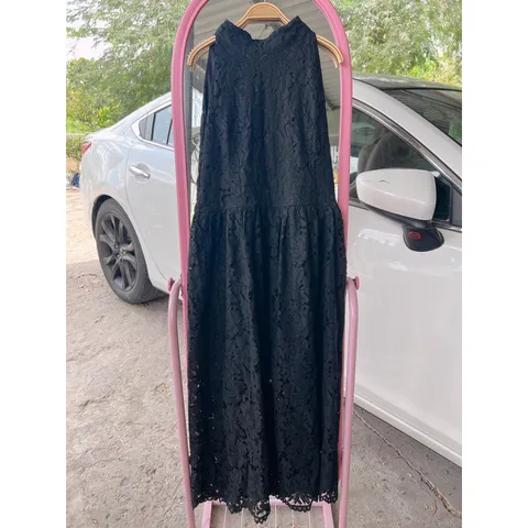 Váy thiết kế ren yếm cổ lọ midi xoè sẻ tà màu đen sang trọng, quyến rũ Giá 290k Chất liệu ren Màu đen
