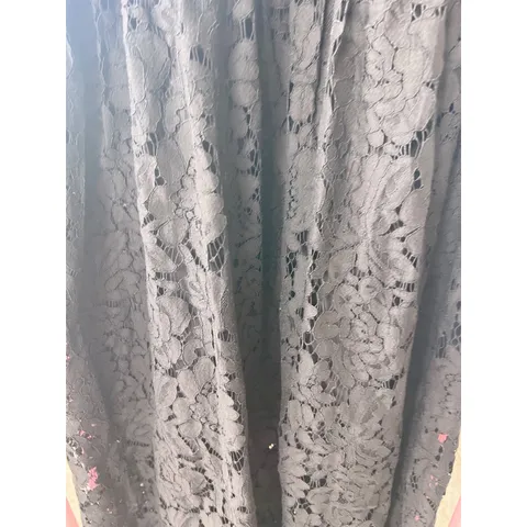 Váy thiết kế ren yếm cổ lọ midi xoè sẻ tà màu đen sang trọng, quyến rũ Giá 290k Chất liệu ren Màu đen