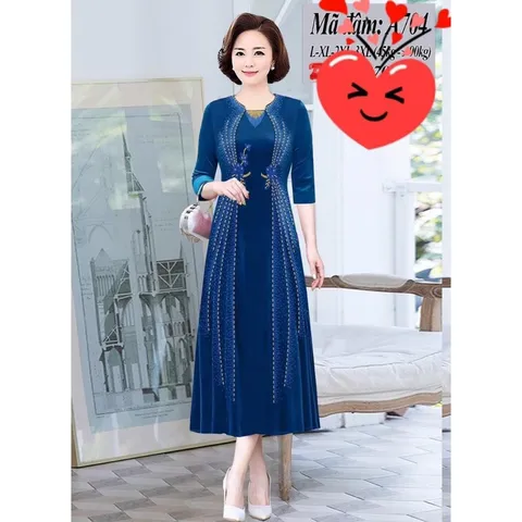 Đầm nhung thiết kế dáng xoè nhẹ, tay lỡ. Thân váy đính đá tỉ mỉ tạo điểm nhấn. Chất vải nhung mềm mát.