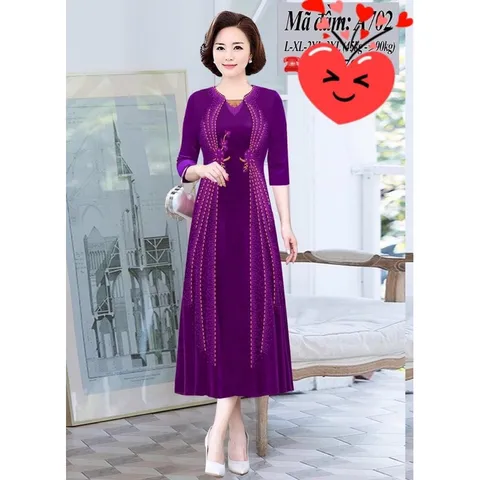 Đầm nhung thiết kế dáng xoè nhẹ, tay lỡ. Thân váy đính đá tỉ mỉ tạo điểm nhấn. Chất vải nhung mềm mát.