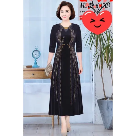 Đầm nhung thiết kế dáng xoè nhẹ, tay lỡ. Thân váy đính đá tỉ mỉ tạo điểm nhấn. Chất vải nhung mềm mát.