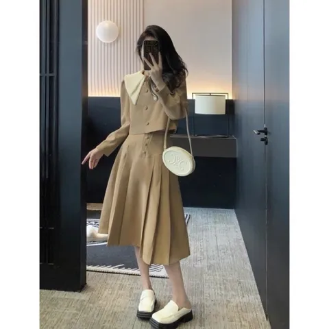 Set áo crop nút bọc cổ nhọn viền ren + chân váy midi dập li  Màu sắc cổ điển, kiểu dáng thích hợp cho thời tiết se se l