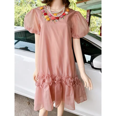 Đầm tơ màu hồng pastel đính kết hoa và thêu siêu đẹp Hàng chính chủ new tag Giá 290k Hàng có sẴn giao ngay M Form suông