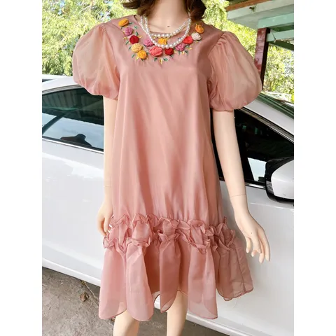 Đầm tơ màu hồng pastel đính kết hoa và thêu siêu đẹp Hàng chính chủ new tag Giá 290k Hàng có sẴn giao ngay M Form suông