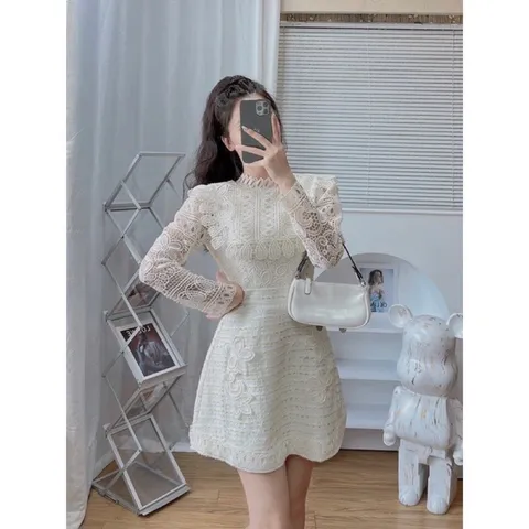 Váy ren phối chân dạ dài tay thiết kế cao cấp Chất liệu: Ren phối dạ cao cấp, lót lụa Màu sắc: Trắng kem