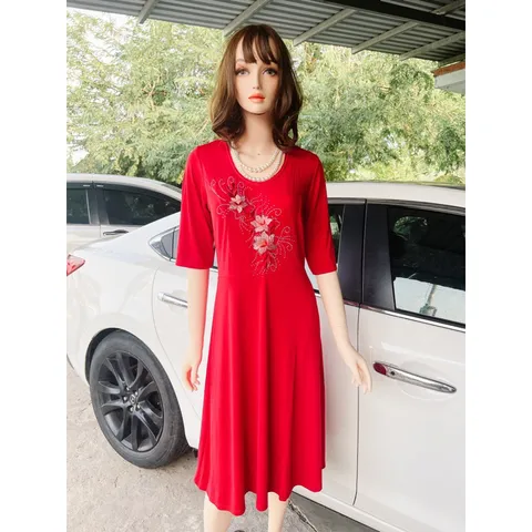 Đầm đỏ solen cao cấp ép và thêu hoa thủ công Giá 299k Hàng có sẵn giao ngay Bao nhiu kg cũng vừa Co giãn nhiều