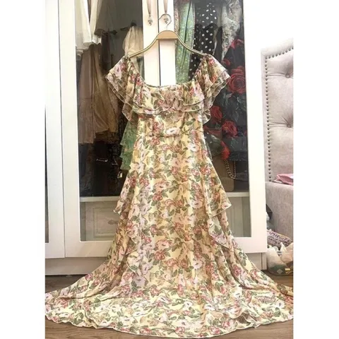 Đầm hoa dây kéo phía sau + bo chun ( có thể mặc trễ vai và lên vai đều được) Giá 290k Hàng có sẵn giao ngay Có nhiều màu