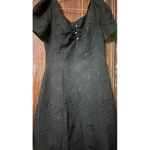 Đầm gấm xốp cổ  nút sang trọng  Màu đen Giá 290k Đủ size tới eo 82 cm mặc vừa Hàng có sẵn giao ngay XL