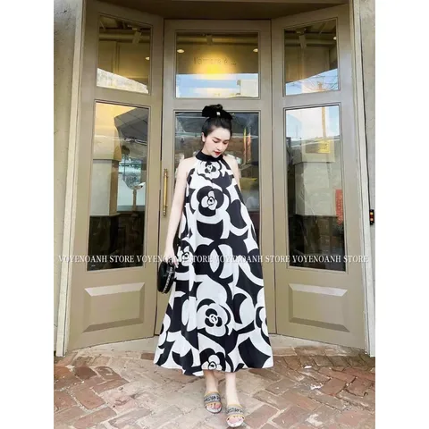 Đầm váy nữ maxi lụa in hoa họa tiết cổ yếm sang chảnh với tone màu đen trắng dành cho các nàng, mẹ bầu đi biển Giá 290k