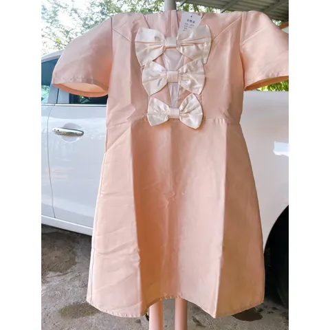 Đầm họa tiết nơ trước ngực màu hồng phấn  - Chất liệu :tapta cao cấp dày dặn, chi tiết nơ trắng trước ngực nhẹ nhàng m