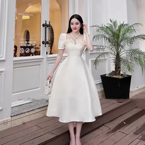 Đầm đi tiệc dáng xòe dài chất tafta  lót lụa mix hoa nhụy ,dây chéo cổ Hàng có sẵn giao ngay L Giá 320k Màu kem
