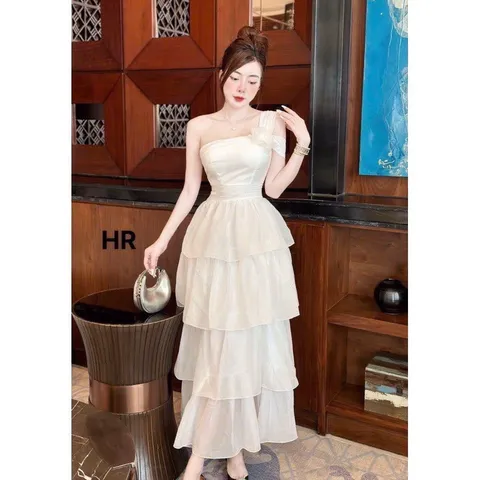 Em là 𝟏 người dễ tính sao cũng được, nhưng phải đúng ý em 🌷 Đầm midi trắng xoè tầng Thờ ơ thơ luôn nè
