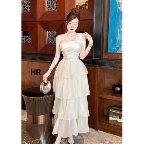 Em là 𝟏 người dễ tính sao cũng được, nhưng phải đúng ý em 🌷 Đầm midi trắng xoè tầng Thờ ơ thơ luôn nè