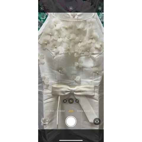 Đầm kem cổ yếm đính hoa 3D  (Chất liệu tafta đứng form co dãn cực nhẹ, có mút ngực, chiều dài 82cm) Giá 290k