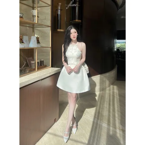 Đầm kem cổ yếm đính hoa 3D  (Chất liệu tafta đứng form co dãn cực nhẹ, có mút ngực, chiều dài 82cm) Giá 290k
