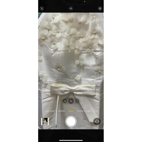 Đầm kem cổ yếm đính hoa 3D  (Chất liệu tafta đứng form co dãn cực nhẹ, có mút ngực, chiều dài 82cm) Giá 290k