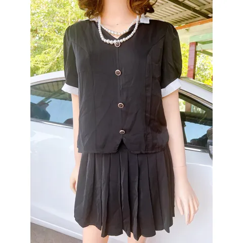 Set áo + chân váy bên trong có lớp lót quần Eo váy có bo chun co giãn Áo phía sau có dây kéo GÍa 290k/ cả set Màu đen