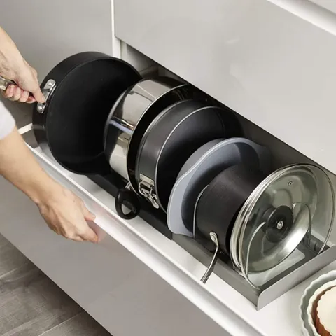 Kệ Để Vung Nồi Chảo Đa Năng NGHIỆN NHÀ, Giá Để Xoong Nồi Thớt Chia Ngăn Co Giãn Rút Gọn Tiện Lợi (Inox Chống Gỉ)
