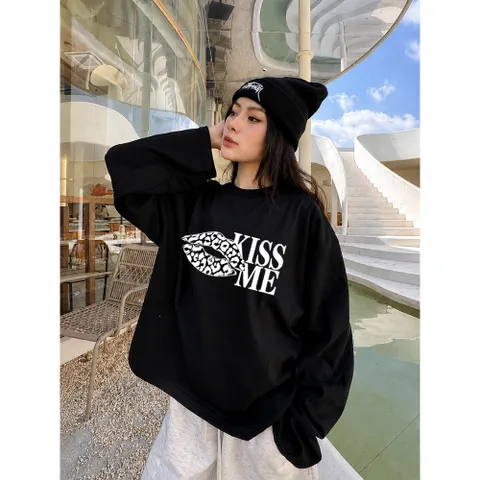 Áo Thun Tay Dài Form Rộng Nữ In Hình Môi KISS ME Áo Phông Cotton Thời Trang