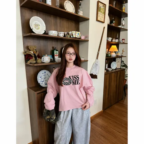 Áo Thun Tay Dài Form Rộng Nữ In Hình Môi KISS ME Áo Phông Cotton Thời Trang