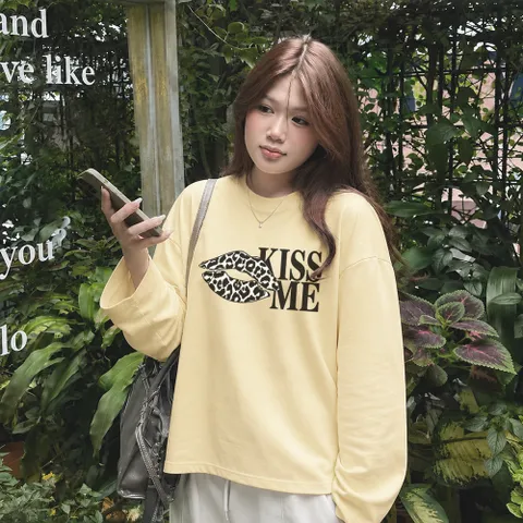 Áo Thun Tay Dài Form Rộng Nữ In Hình Môi KISS ME Áo Phông Cotton Thời Trang