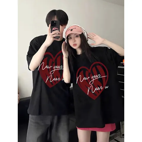 Áo thun form rộng đôi  nam nữ trái tim in chữ ký Newyear near u Cổ Tròn Chất Vải Cotton cao cấp