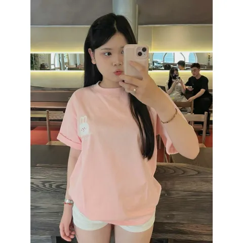 Áo thun form rộng nữ  màu hồng pastel, thiết kế dễ thương với hình thỏ trắng Chất vải mềm mịn, thoáng mát, thoải mái