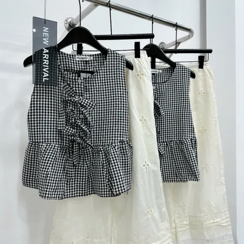 Set áo kẻ caro dáng peplum và quần đũi thêu hoa chất thô siêu mát mềm du lịch, - Thời trang hè nữ tính 2025  TH149