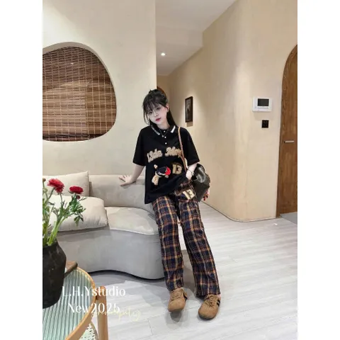 Set đồ nữ trẻ trung áo polo gấu  DE MARGO  13 thêu phối quần kẻ caro vintage - Freesize dưới 60kg TH-260