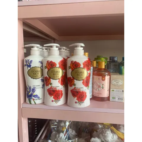 Sữa tắm Double Rich 550g ngẫu nhiên ( Hồng quyến rũ, Iris Huyền bí)