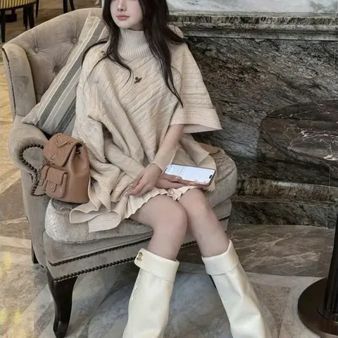 Áo choàng len cổ lọ cánh dơi thêu ong, Áo choàng len thừng be cách điệu nữ tính tiểu thư